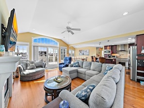 Smart-tv, pejs, dvd-afspiller, bordtennisbord