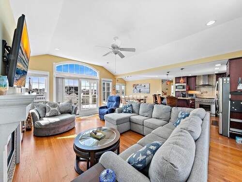 SPECTACULAR 6 BEDROOM HOME ON THE OCEANBLOCK IN BEACH HAVEN!!! HOT TUB!!!