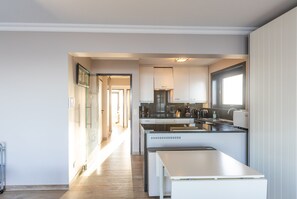 Jääkaappi, mikroaaltouuni, uuni, liesi