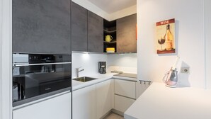 Kaffetrakter/tekoker, kjøleskap, mikrobølgeovn og ovn