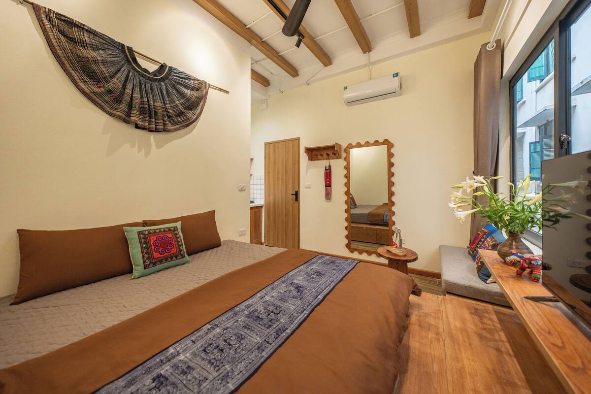 Studio économique, 1 chambre, salle de bain attenante, vue sur la ville | Literie de qualité, couette en duvet, lit avec matelas Select Comfort