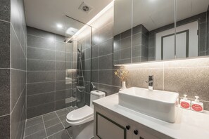 Bruser, brusehoved med spredningseffekt, designertoiletartikler