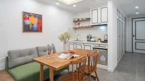 Tủ lạnh nhỏ, lò vi sóng, bếp nấu, nồi cơm 