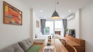 Bộ đồ giường cao cấp, chăn bông, nệm Select Comfort, bàn 