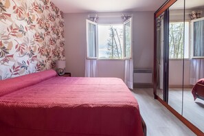 2 bedrooms, travel crib