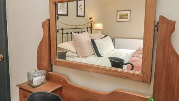 2 bedrooms, individually decorated, individually furnished, free WiFi