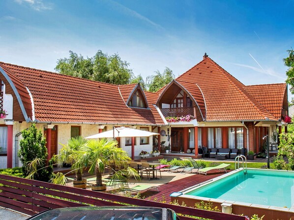 Pool - Lovely apartment for 4 people with A/C, pool, WIFI, TV and balcony (Keszthely)