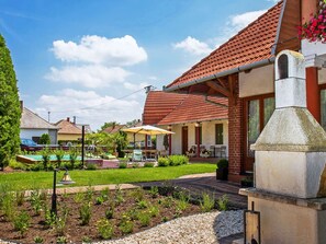 Property grounds - Lovely apartment for 4 people with WIFI, pool, A/C, TV and balcony (Keszthely)