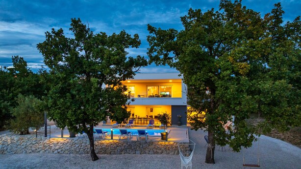 A modern two-story house with a swimming pool, surrounded by trees and a stone wall. - Seaview villa Deep Green in Maslenica (Maslenica)