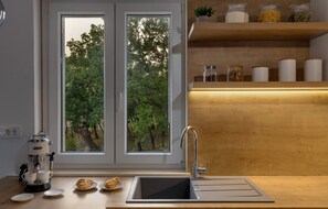Refrigerador, microondas, horno, placa de cocina