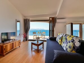 TV - Lovely apartment for 2 guests with A/C, WIFI, TV and balcony (Senj)