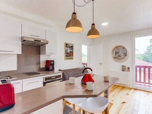 Mikrobølgeovn, ovn, oppvaskmaskin og høy barnestol