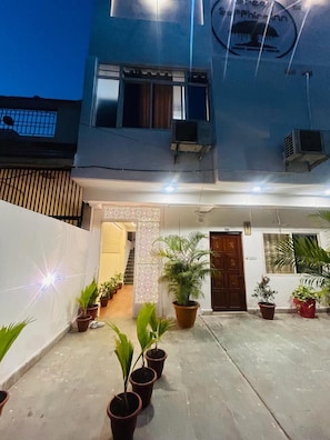 ด้านหน้าที่พัก