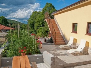 Property grounds - Cosy apartment for 4 guests with A/C, WIFI, TV, terrace, pets allowed and panoramic view (Rijeka)