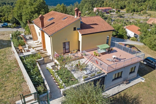Gebäude, Eigentum, Pflanze, Fenster, Blau, Baum, Haus, Grundstueck, Urban Design, Himmel