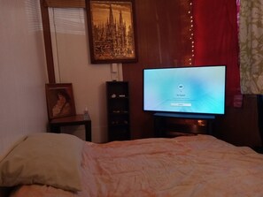 1 sovrum, strykjärn/strykbräda och sängkläder