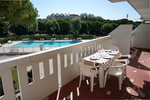 Outdoor dining - Apartment in Porto Santa Margherita (VE) (Porto Santa Margherita (VE))