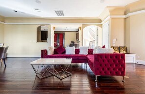 Luxury-Villa | Wohnbereich | Computerbildschirme, Drucker