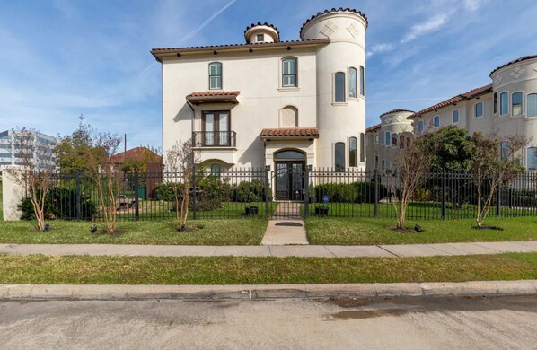 Mặt tiền nơi lưu trú