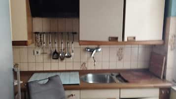 Basic Apartment | Private kitchen | Microwave, oven, toaster, cookware/dishes/utensils