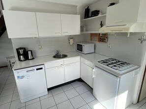 Réfrigérateur, surface de cuisson, lave-vaisselle, cafetière-théière