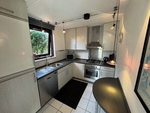 Fridge, oven, stovetop, dishwasher