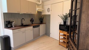 Refrigerador, horno, lavavajillas, cafetera/tetera