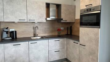 Een koelkast, een oven, een kookplaat, een vaatwasser