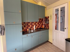 Fridge, dishwasher, coffee/tea maker, electric kettle