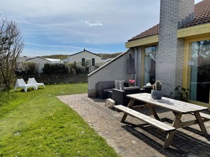 Outdoor dining - 3 bedroom accommodation in Julianadorp aan Zee (Julianadorp aan Zee)