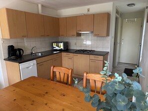 Fridge, dishwasher, coffee/tea maker, electric kettle