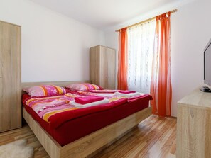 2 bedrooms, travel crib, free WiFi, bed sheets
