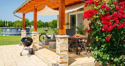 Stunning private villa for 6 people with WIFI, private pool, TV and terrace