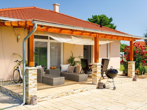 Atemberaubendes alleinstehendes Ferienhaus für 6 Gäste mit  W-LAN, privatem Pool, TV und Terrasse