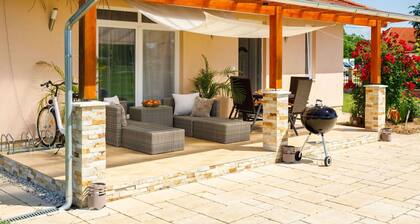 Atemberaubendes alleinstehendes Ferienhaus für 6 Gäste mit W-LAN, privatem Pool, TV und Terrasse