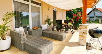 Schönes alleinstehendes Ferienhaus für 6 Leute mit W-LAN, privatem Pool, TV und Terrasse