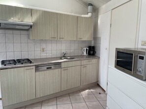 Fridge, dishwasher, coffee/tea maker, electric kettle