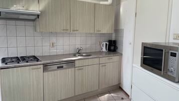 Refrigerador, lavavajillas, cafetera/tetera, tetera/pava eléctrica