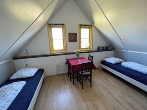 3 bedrooms, free WiFi - 3 bedroom accommodation in Julianadorp aan Zee (Julianadorp aan Zee)