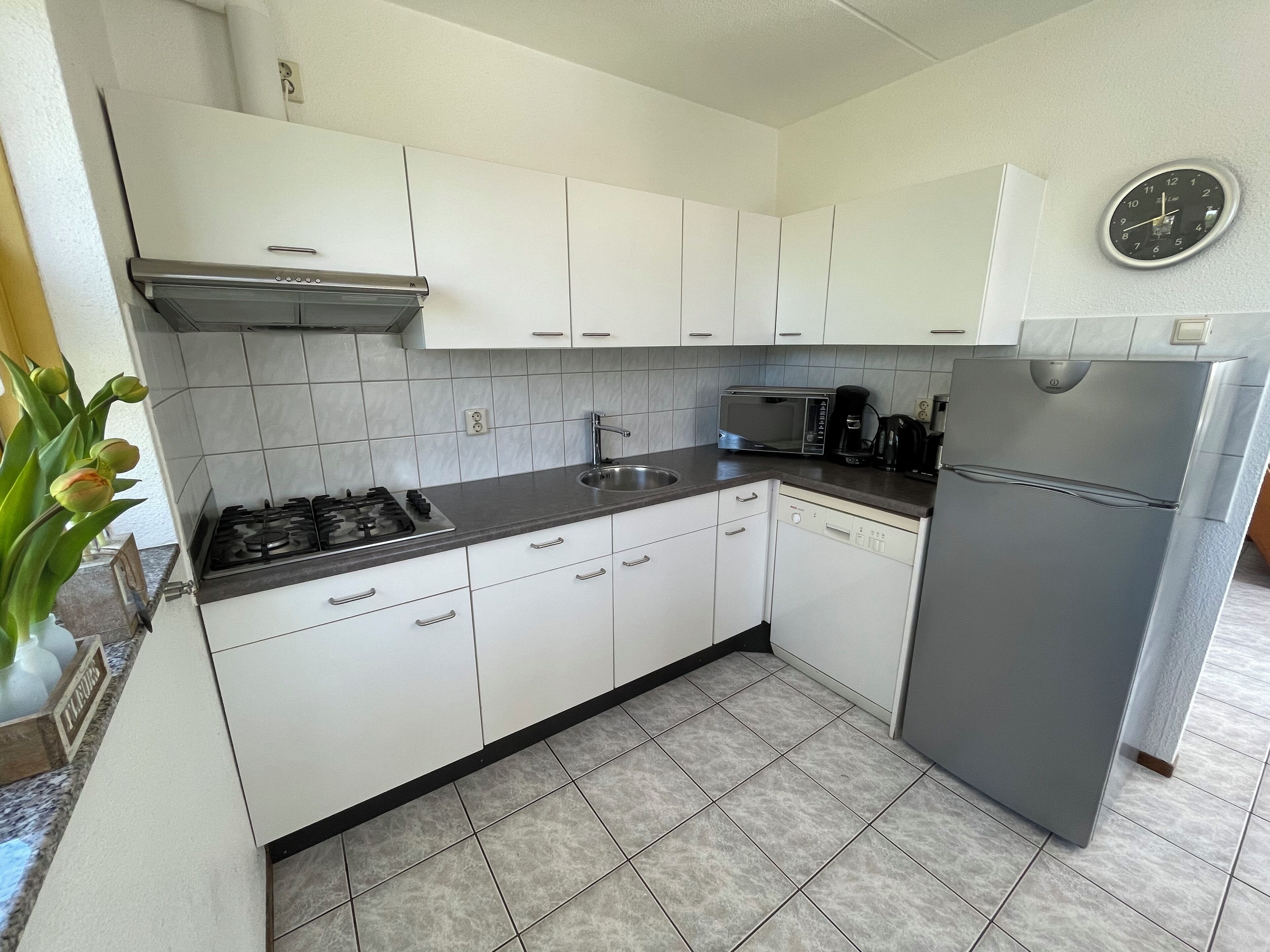 Réfrigérateur, plaque de cuisson, lave-vaisselle, cafetière/bouilloire