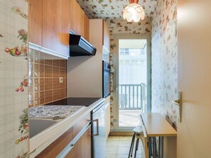 Mikrowelle, Ofen, Toaster, Hochstuhl