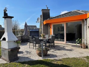 Outdoor dining - 3 bedroom accommodation in Julianadorp aan Zee (Julianadorp aan Zee)