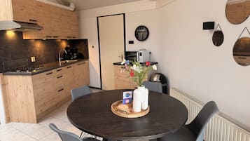 Fridge, stovetop, dishwasher, coffee/tea maker