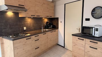 Fridge, stovetop, dishwasher, coffee/tea maker