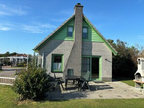 Outdoor dining - 4 bedroom accommodation in Julianadorp aan Zee (Julianadorp aan Zee)