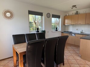 Réfrigérateur, lave-vaisselle, cafetière-théière, bouilloire électrique