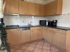 Fridge, dishwasher, coffee/tea maker, electric kettle