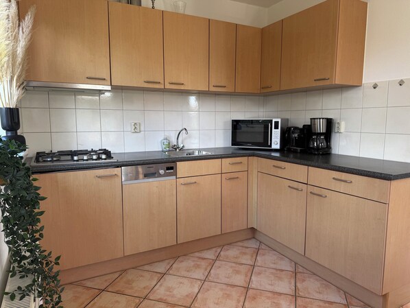 Réfrigérateur, lave-vaisselle, cafetière-théière, bouilloire électrique