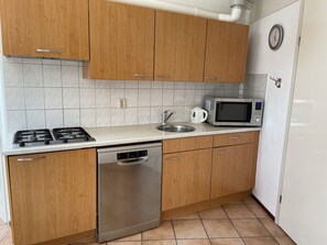 Refrigerador, parrilla de estufa, lavavajillas y cafetera y tetera 