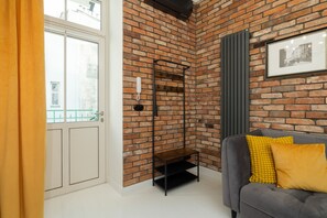 Leilighet, 1 soverom, balkong | 1 soverom, skrivebord, skrivebord for bærbar PC og sengetøy